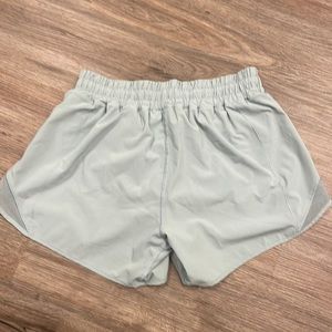 lululemon gotta hot shorts size 6 4 inch inseam